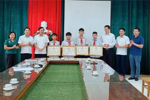 Lãnh đạo UBND xã Tu Vũ tặng giấy khen cho 4 học sinh.