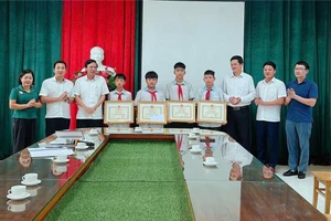 Lãnh đạo UBND xã Tu Vũ tặng giấy khen cho 4 học sinh.