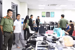 Lực lượng chức năng thu giữ nhiều máy tính, thiết bị để phục vụ điều tra. Ảnh: Công an Phú Thọ