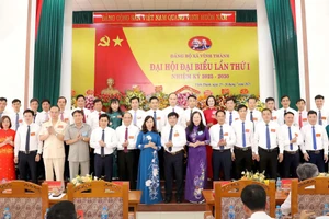 Đại biểu chụp ảnh lưu niệm cùng BCH Đảng bộ xã nhiệm kỳ 2025-2030.