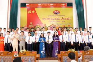 Đại biểu chụp ảnh lưu niệm cùng BCH Đảng bộ xã nhiệm kỳ 2025-2030.