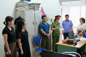 Cơ quan điều tra tống đạt các quyết định khởi tố đối với các bị can vào tháng 6/2024.