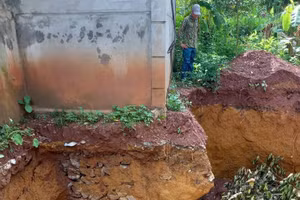 Hố sụt lún ước tính đường kính khoảng hơn 9m.