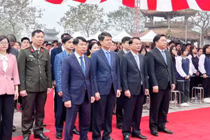 Đại biểu dâng hương tưởng nhớ các vị khoa bảng tại Văn Miếu Vĩnh Phúc.