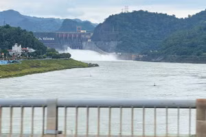 Hồ thủy điện Hòa Bình mở cửa xả đáy thứ 3 từ 15h ngày 17/7.