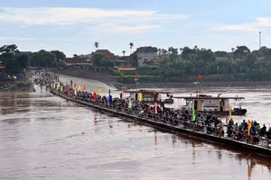 Sau khi đảm bảo các điều kiện an toàn, cầu phao đã được vận hành để phục vụ người dân. (Ảnh: Hùng Lê)