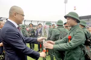 Bí thư Tỉnh ủy Phú Thọ Phạm Đại Dương tặng hoa động viên tân binh lên đường về đơn vị.