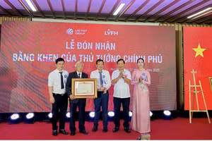 Thượng tướng Lê Huy Vịnh (thứ 2 từ phải qua), Thứ trưởng Bộ Quốc phòng trao Bằng khen cho Công ty CP Tập đoàn Lạc Việt.