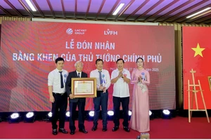 Thượng tướng Lê Huy Vịnh (thứ 2 từ phải qua), Thứ trưởng Bộ Quốc phòng trao Bằng khen cho Công ty CP Tập đoàn Lạc Việt.