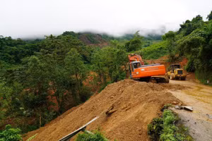 Ngành chức năng nỗ lực khắc phục sự cố sạt lở.