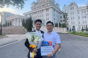 Nguyễn Hải Đăng (bìa trái).