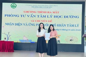 Hiệu trưởng Triệu Thị Thanh Hà (bìa phải) trao Quyết định thành lập Tổ công tác tư vấn học đường và Công tác xã hội năm học 2025-2026.