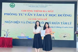 Hiệu trưởng Triệu Thị Thanh Hà (bìa phải) trao Quyết định thành lập Tổ công tác tư vấn học đường và Công tác xã hội năm học 2025-2026.