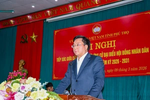 Chủ tịch UBND tỉnh Phú Thọ Trần Duy Đông trình bày chương trình hành động trước cử tri.
