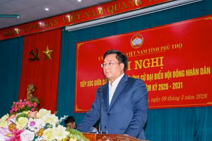 Chủ tịch UBND tỉnh Phú Thọ Trần Duy Đông trình bày chương trình hành động trước cử tri.