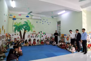 Đoàn kiểm tra của Ban Chỉ đạo xây dựng xã hội học tập, phổ cập giáo dục, xóa mù chữ tỉnh Phú Thọ kiểm tra thực tế công tác chăm sóc, giáo dục trẻ tại Trường Mầm non Tân Vinh, xã Lương Sơn. Ảnh: Thùy Anh