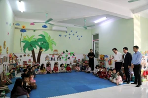 Đoàn kiểm tra của Ban Chỉ đạo xây dựng xã hội học tập, phổ cập giáo dục, xóa mù chữ tỉnh Phú Thọ kiểm tra thực tế công tác chăm sóc, giáo dục trẻ tại Trường Mầm non Tân Vinh, xã Lương Sơn. Ảnh: Thùy Anh