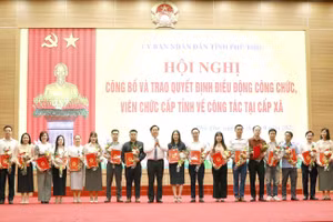 Chủ tịch UBND tỉnh Phú Thọ Trần Duy Đông trao quyết định và tặng hoa cho công chức, viên chức cấp tỉnh được điều động về công tác tại cấp xã.