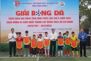 Phó Giám đốc Sở GD&ĐT Vĩnh Phúc Phạm Khương Duy (thứ 5 từ phải qua) cùng đại diện Ban tổ chức trao cờ lưu niệm cho các đội dự giải.