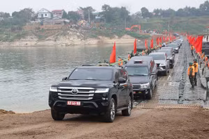 Sáng 16/2/2026, cầu phao qua sông Lô chính thức thông xe.