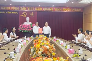 Ông Nguyễn Văn Huyến - Giám đốc Sở GD&ĐT (bên trái) được điều động, bổ nhiệm giữ chức Chánh Văn phòng Tỉnh ủy Vĩnh Phúc.