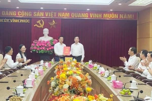 Ông Nguyễn Văn Huyến - Giám đốc Sở GD&ĐT (bên trái) được điều động, bổ nhiệm giữ chức Chánh Văn phòng Tỉnh ủy Vĩnh Phúc.