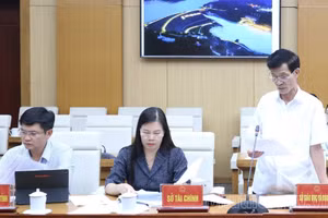 PGĐ Sở GD&ĐT Phú Thọ báo cáo tình hình, giải pháp về biên chế viên chức của ngành. Ảnh: CTT Phú Thọ