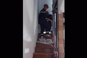 Lực lượng chức năng đưa nạn nhân ra ngoài và đi cấp cứu. Ảnh cắt từ clip