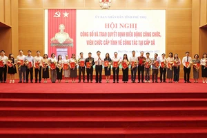 Ông Trần Duy Đông, Chủ tịch UBND tỉnh Phú Thọ trao quyết định điều động cho công chức, viên chức.