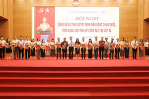 Ông Trần Duy Đông, Chủ tịch UBND tỉnh Phú Thọ trao quyết định điều động cho công chức, viên chức.