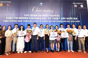 Thầy và trò tỉnh Vĩnh Phúc trong buổi lễ nhận giải. Ảnh: Phạm Quốc Toản