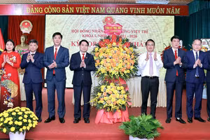 Bí thư Tỉnh ủy Phú Thọ Đặng Xuân Phong (áo trắng) chúc mừng HĐND phường Việt Trì. (Ảnh: BPT)