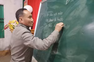 Giáo viên tham gia lớp xoá mù chữ tại Tuyên Quang đều tập huấn kiến thức về phương pháp dạy học xóa mù chữ.