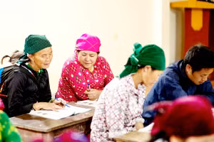 Nhiều học viên lớn tuổi tại xã Tùng Vài, tỉnh Tuyên Quang tham gia lớp xóa mù chữ.