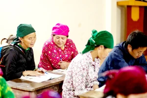 Nhiều học viên lớn tuổi tại xã Tùng Vài, tỉnh Tuyên Quang tham gia lớp xóa mù chữ.