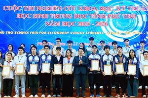 Ban Tổ chức trao giải Nhất cho các nhóm tác giả.