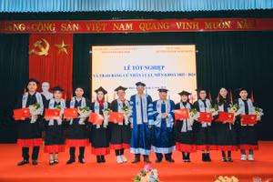 Lãnh đạo Trường ĐH Luật Hà Nội và lãnh đạo Trung tâm GDTX Vĩnh Phúc trao bằng cho tân cử nhân.