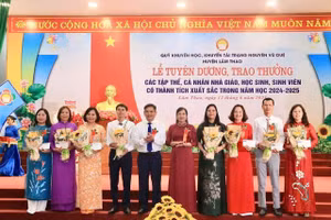 Bí thư Huyện ủy Lâm Thao và Phó Giám đốc Sở GD&ĐT Phú Thọ trao thưởng cho các trường dẫn đầu cấp học và đơn vị xuất sắc.