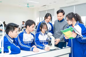 Học sinh Trường THPT Chuyên Vĩnh Phúc say mê thực hành trong phòng thí nghiệm hiện đại.