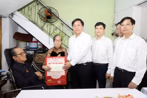 Chủ tịch UBND tỉnh Phú Thọ Trần Duy Đông thăm, tặng quà bệnh binh Đặng Thanh Hùng ở tổ dân phố Vĩnh Thịnh 3, phường Vĩnh Yên.