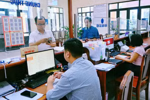 Cán bộ công chức, viên chức tại Trung tâm Phục vụ hành chính công phường Vĩnh Phúc tiếp nhận, giải quyết thủ tục hành chính cho người dân.