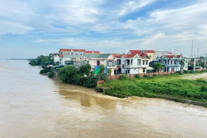 Nước sông Lô qua tỉnh Phú Thọ lên cao. (Ảnh: Công an tỉnh Phú Thọ)