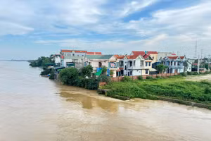 Nước sông Lô qua tỉnh Phú Thọ lên cao. (Ảnh: Công an tỉnh Phú Thọ)