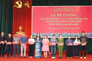 Hiệu trưởng Trường Chính trị tỉnh Phú Thọ trao giấy chứng nhận cho học viên hoàn thành lớp bồi dưỡng Đảng viên mới.