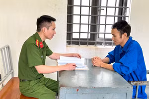 Cơ quan Cảnh sát điều tra tiến hành lấy lời khai của Trần Ngọc Bình. Ảnh: Công an tỉnh Phú Thọ