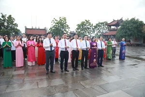 Lãnh đạo Sở GD&ĐT Vĩnh Phúc dâng hương tại Văn miếu tỉnh nhân dịp tổ chức Đại hội thi đua yêu nước của ngành.