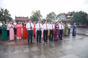 Lãnh đạo Sở GD&ĐT Vĩnh Phúc dâng hương tại Văn miếu tỉnh nhân dịp tổ chức Đại hội thi đua yêu nước của ngành.