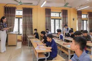 Quang cảnh phòng thi tại Hội đồng coi thi Trường THPT Võ Thị Sáu (Vĩnh Phúc).