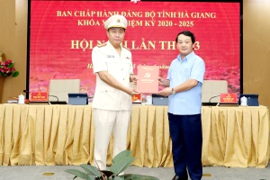 Bí thư Tỉnh ủy Hà Giang Hầu A Lềnh (bìa phải) trao quyết định của Ban Bí thư cho Đại tá Nguyễn Đức Thuận.