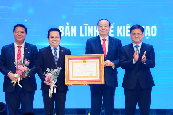 Tập thể Trường ĐH Hoa Sen đón nhận Huân chương Lao động hạng Ba của Chủ tịch nước.